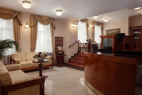 - un grand salon avec un canapé et une table dans l'établissement Amigo City Centre, à Prague