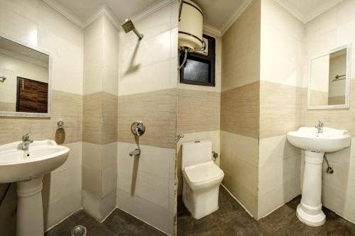 Hotel Aerotech Near Delhi Airport tesisinde bir banyo