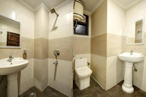 Hotel Aerotech Near Delhi Airport في نيودلهي: حمام مع مرحاض ومغسلة