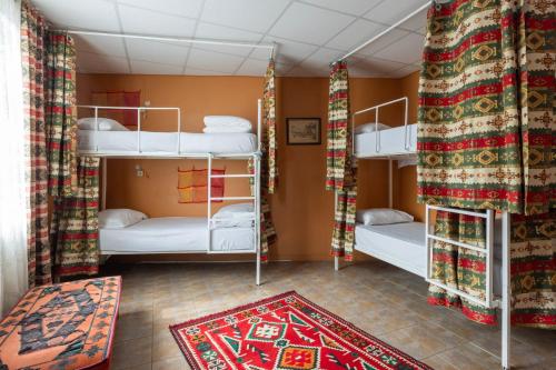 イスタンブールにあるBahaus Guesthouse Hostelの二段ベッド2台とラグが備わる客室です。