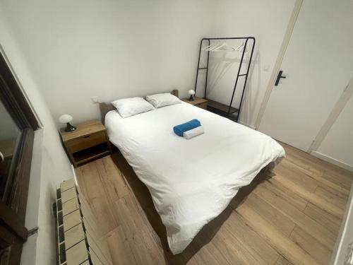 - une chambre dotée d'un lit blanc avec une boîte bleue dans l'établissement Annecy Centre-ville: 3 couchages, parking, à Annecy