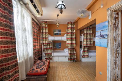 Katil atau katil-katil dalam bilik di Bahaus Guesthouse Hostel