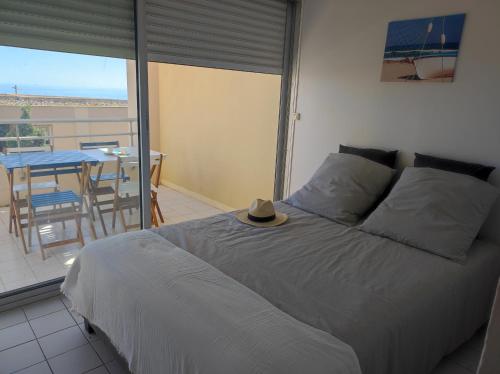 Postel nebo postele na pokoji v ubytování Appartement Vue bleu azur