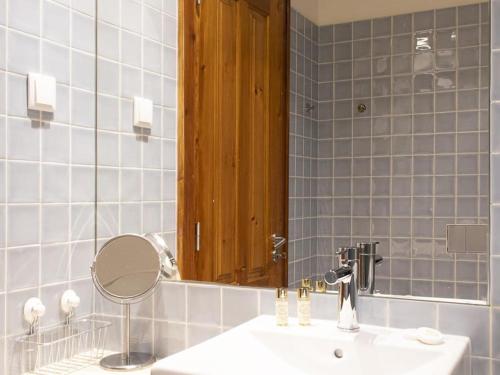 Chiado Cozy Bright Apt with AC Elevator