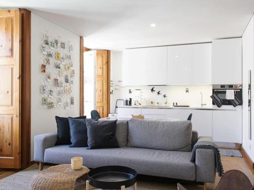 Chiado Cozy Bright Apt with AC Elevator