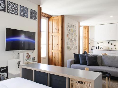 Chiado Cozy Bright Apt with AC Elevator