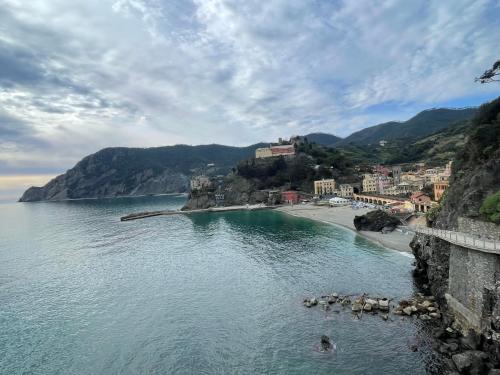 uma vista para uma praia com uma cidade e montanhas em Casa vacanza Le Cinque Terre em La Spezia