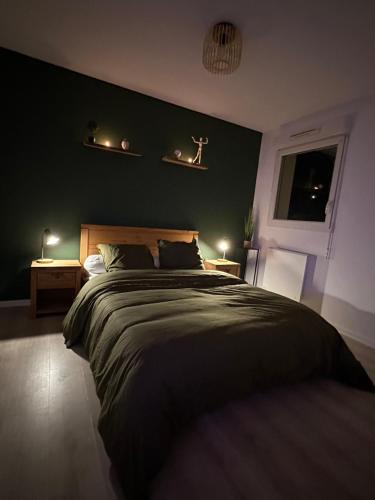 מיטה או מיטות בחדר ב-Appartement entièrement rénové