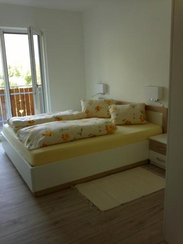 a bed in a room with a window at Vermietung Obermais in Merano