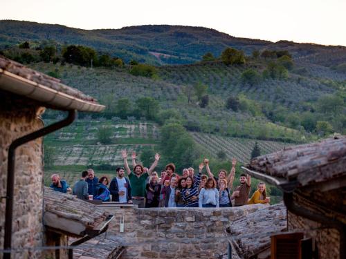 eine Gruppe von Personen, die auf einem Gebäude stehen in der Unterkunft Ostello Bello Assisi Bevagna in Bevagna