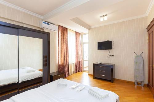 een hotelkamer met een bed en een televisie bij Stay Inn apartments at Buzand 13 street in Jerevan