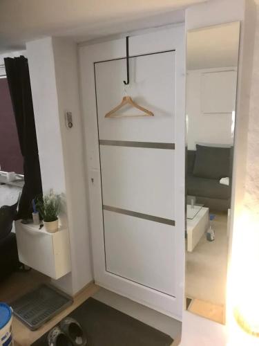 einen weißen Schrank mit Schiebetür in einem Zimmer in der Unterkunft Wonderland Apartmentvermietung Room 2 ebenerdig in Landsberg