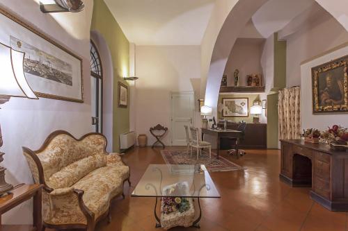 a living room with a couch and a table at Relais Il Chiostro Di Pienza in Pienza
