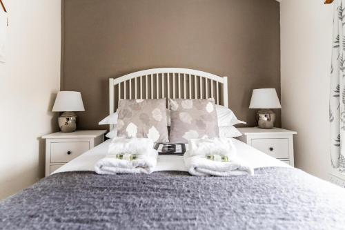 1 dormitorio con 1 cama con toallas en Black Horse Hotel, en Grassington