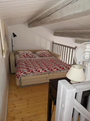 une chambre avec un lit et une table avec une lampe dans l'établissement Séjours à partir de 3 nuitées villa avec piscine à débordement, Spa et Pool house, à Bagnols-en-Forêt