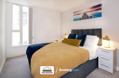 เตียงในห้องที่ Deluxe 3-Bedroom Spacious City Centre Apartment By Hedgerow Properties Limited