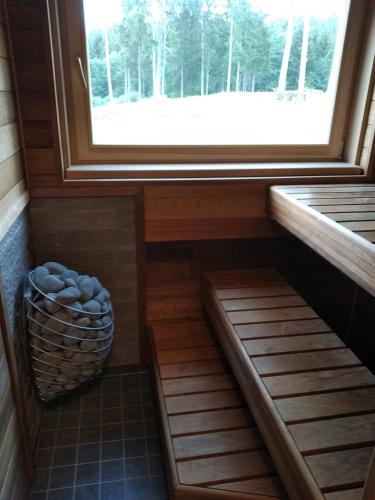 a small room with a window and a basket at Taga-Kalda in Nüpli