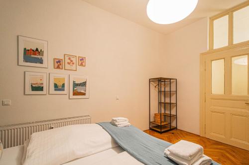 Posteľ alebo postele v izbe v ubytovaní 3BDR main square spacious designed apartment