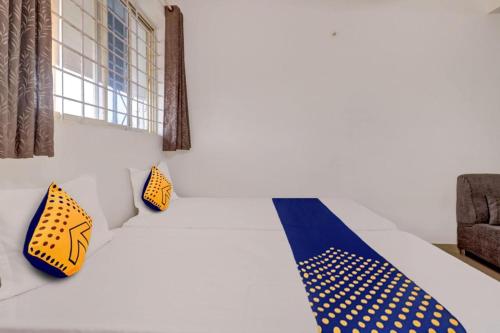 Un pat sau paturi într-o cameră la Svasthi Homes
