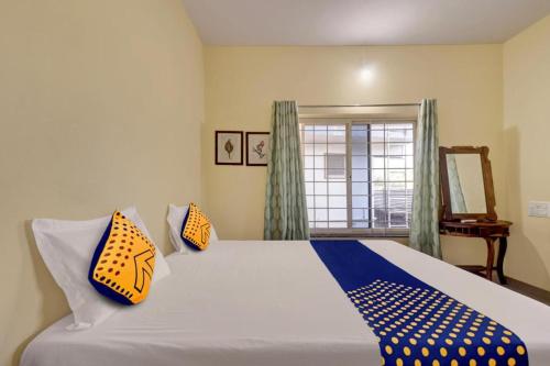 Un pat sau paturi într-o cameră la Svasthi Homes