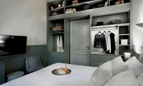 een slaapkamer met een wit bed en een kast bij Beautiful Athens Apartment | 1 Bedroom | Apartment Gildarts | Furnished Balcony Overlooking the City | Athinaidos in Athene