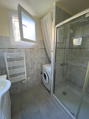une salle de bain avec une douche, des toilettes et un lavabo dans l'établissement 3 Pièces avec grande terrasse, à Cannes