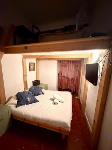 um quarto com um beliche e uma televisão. em Abbaye - Appartement spacieux au coeur du Vieux-Nice em Nice