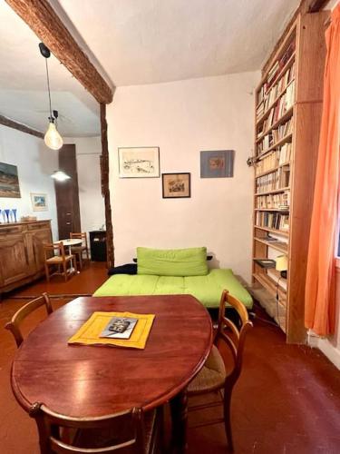 um quarto com uma mesa e uma cama e uma mesa e cadeiras em Abbaye - Appartement spacieux au coeur du Vieux-Nice em Nice