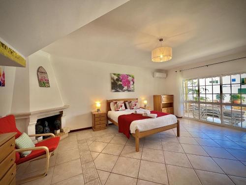 Ένα ή περισσότερα κρεβάτια σε δωμάτιο στο Albufeira Summer Villa 2 with Pool by Homing
