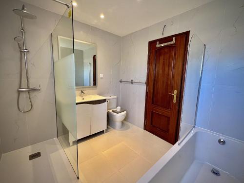 Ένα μπάνιο στο Albufeira Summer Villa 2 with Pool by Homing