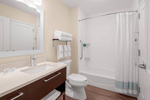 費爾菲爾德的住宿－TownePlace Suites Cincinnati Fairfield，浴室配有卫生间水槽和淋浴。