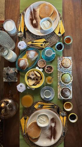 een tafel met daarop borden met eten bij Paolino848 in Trentinara