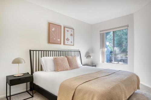 Postel nebo postele na pokoji v ubytování Pasadena 1BR w gym pool nr Colorado Ave LAX-861