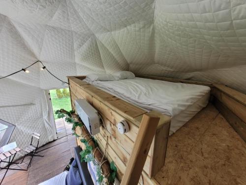a bed in a tent with a mattress at Parkhoeve Glamping in Ham