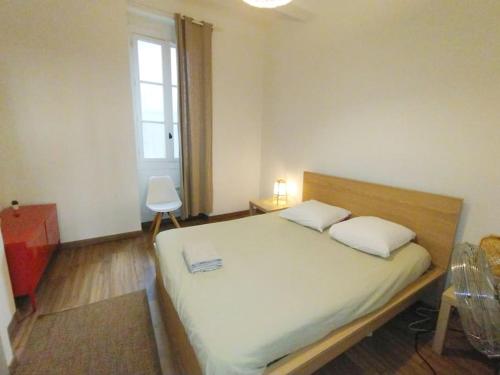 A bed or beds in a room at Sur le Vieux Port , Appartement 50m2, 4pers