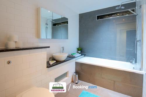 Bathroom sa Stunning 2 bed, 2 bath City Centre Duplex Penthouse By Hedgerow Properties Limited