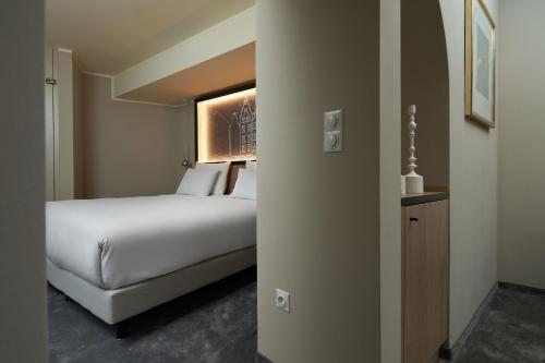 Katil atau katil-katil dalam bilik di Wasserturm Hotel Cologne, Curio Collection by Hilton