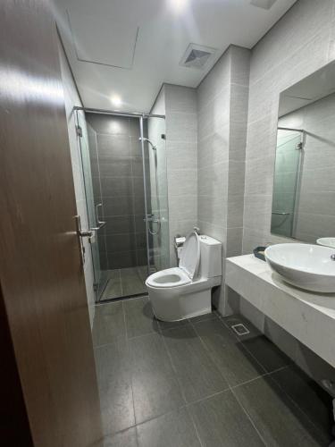 un bagno con wc, lavandino e doccia di Rental Apartment - LEVUHOUSE a Nha Trang