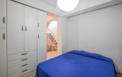 - une chambre avec des placards blancs et un lit bleu dans l'établissement 4 Bedroom Amazing Home In Scilla, à Scilla