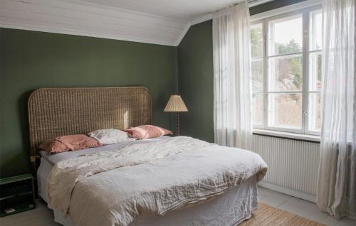 - une chambre avec un lit et 2 oreillers roses dans l'établissement Amazing Home In Stjrnhov With Kitchen, à Stjärnhov