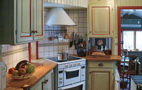 una cocina con un bol de fruta en la barra en Beautiful Home In Leksand With Wifi, en Leksand