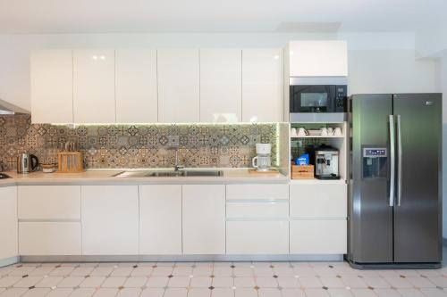 Dapur atau dapur kecil di Villa Eleona with private pool and garden