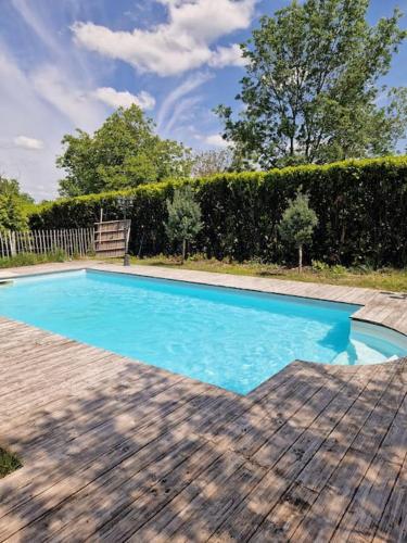 une grande piscine bleue dans une cour dans l'établissement Maison superbe sur 2 étages avec piscine, à Celles