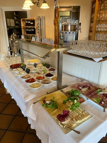 een buffet met veel verschillende soorten eten op tafel bij Hotel Haferland in Wieck