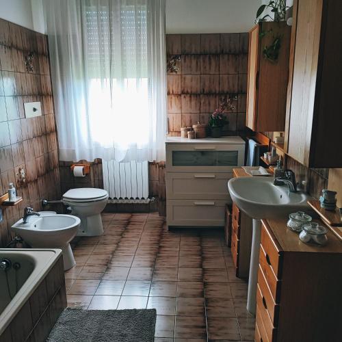 y baño con 2 lavabos, aseo y bañera. en Villa Francesca, en Solarolo