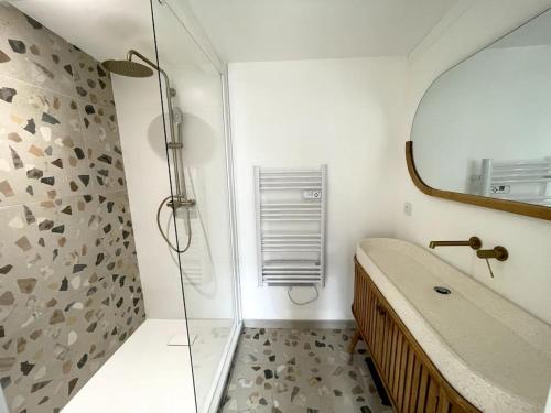 une salle de bain avec douche et baignoire dans l'établissement Charmante maison avec piscine, à Garons