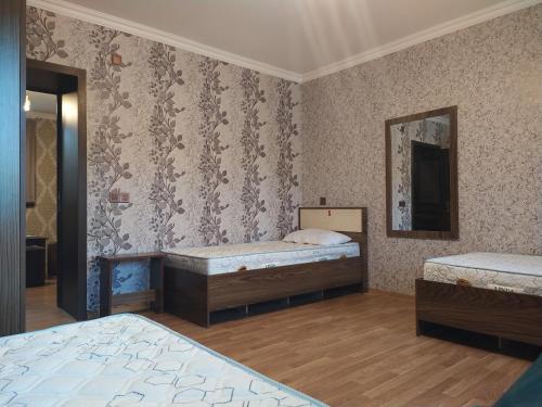 Un pat sau paturi într-o cameră la Ganja Guest House