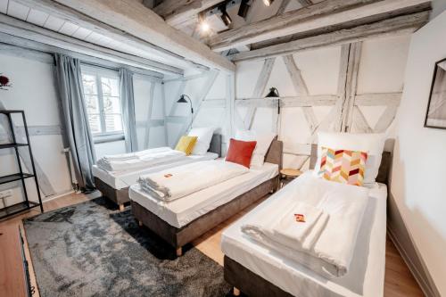 Ένα ή περισσότερα κρεβάτια σε δωμάτιο στο Cozy Schwabach #Dachterasse#Exquisit#Fachwerk#90qm