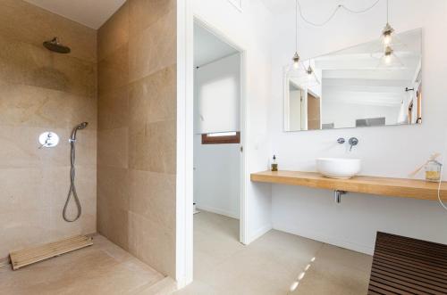 La salle de bains est pourvue d'un lavabo et d'un miroir. dans l'établissement YourHouse Carrera Plana, à Maria de la Salut