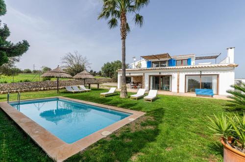 une maison avec une piscine dans la cour dans l'établissement YourHouse Carrera Plana, à Maria de la Salut